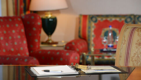 Mappe und Zimmerschlüssel auf einem Tisch im The Monarch Hotel