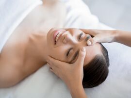 Frau bekommt eine Gesichtsmassage
