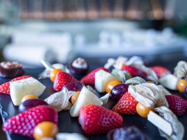 Obstspieße am Beckenrand des Whirlpools 