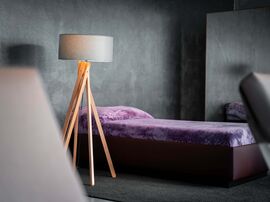 Stehlampe neben einer Relaxliegen