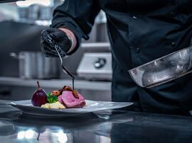 Zubereitung eines Gourmetgerichts im The Monarch Hotel