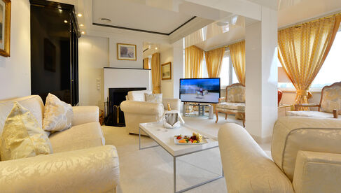 Wohnzimmer der Suite im Hotel Niederbayern