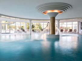 Innenpool mit zwei Massageduschen 