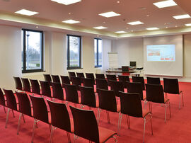 Saal mit Kinobestuhlung mit Blick auf eine Leinwand