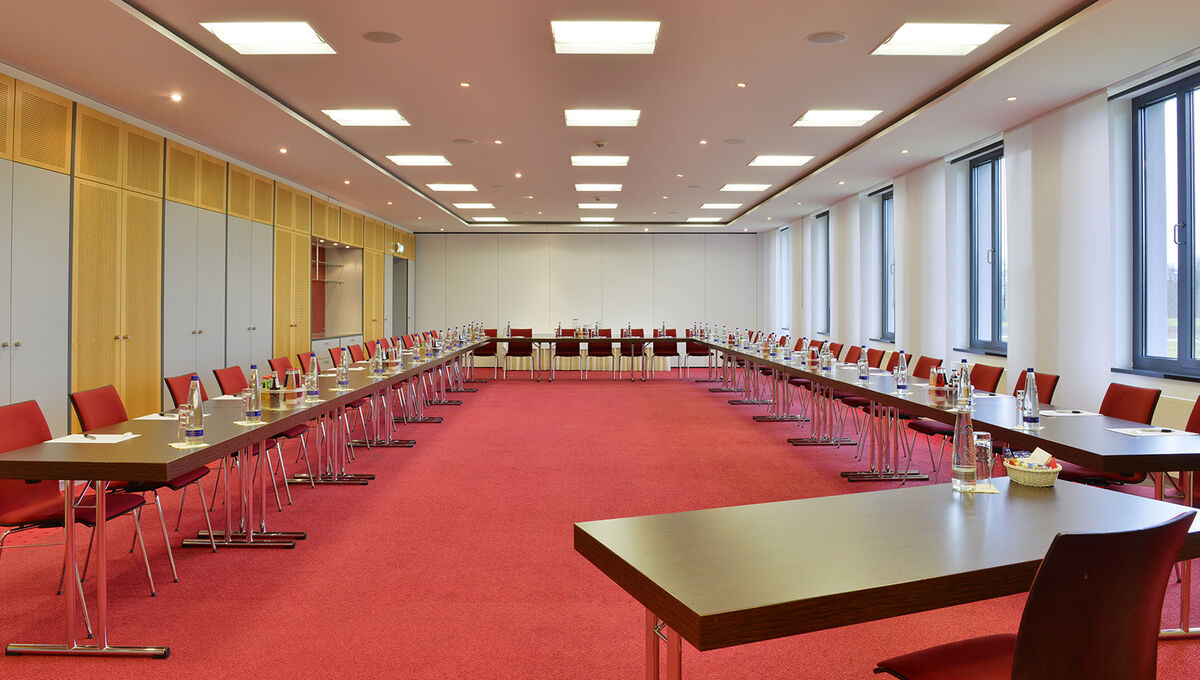 Rednerpult mit Blick auf U-förmig aufgestellte Tische 