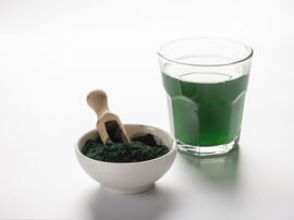 Spirulinapulver und -Getränk 