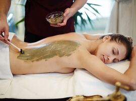 Frau bekommt eine Rückenmassage