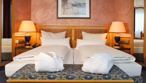 Hotelbett in der Cornersuite The Monarch Hotel