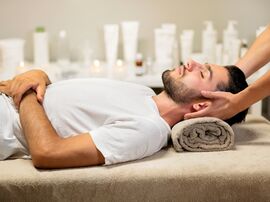 Mann bekommt eine Nackenmassage 