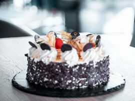 Frische Torte serviert im Restaurant in Bad Gögging