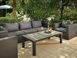 Sofa und zwei Sessel auf der Terrasse des Restaurants