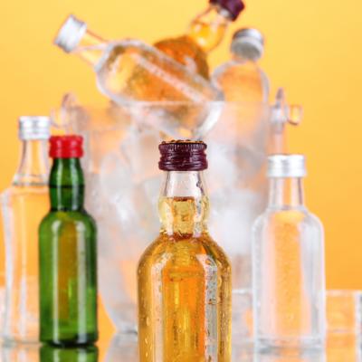 Verschiedene Flaschen mit Getränken 