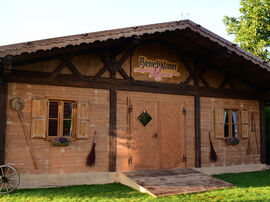 Außenansicht der traditionellen Almhütte