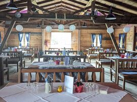 Blick zur Tür in der Almhütte 