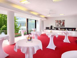 Gedeckte Stehtische für eine Hochzeit